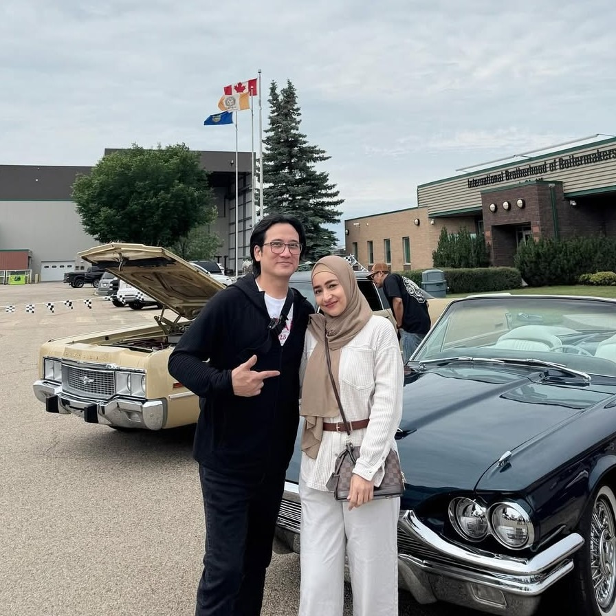 Bersama sang istri, Cindy Fatikasari, Tengku Firmansyah menetap di Kanada dan bekerja sebagai tukang las di perusahaan manufaktur.