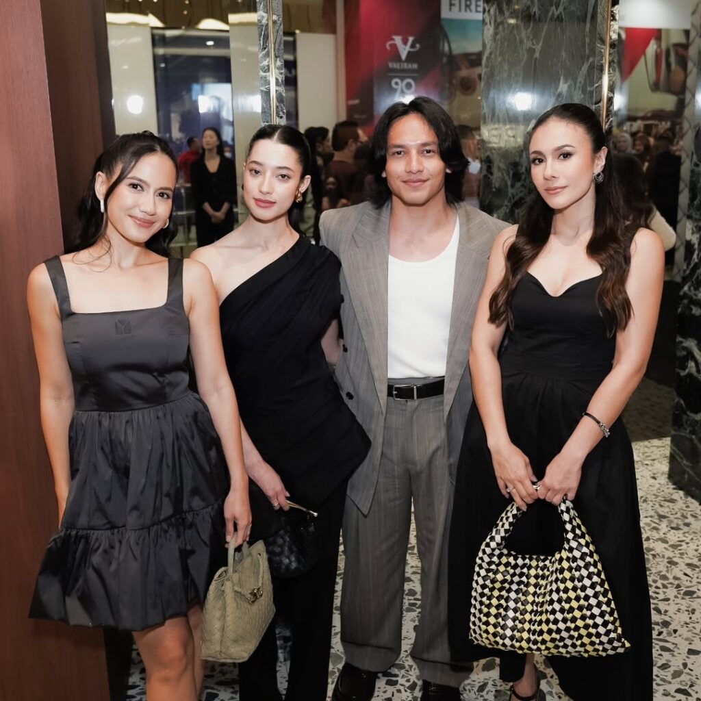 Wulan tampil anggun berdampingan dengan aktor muda Jeffri Nichol serta artis lainnya. Lagi-lagi, perbedaan usia seolah memudar di depan kamera.