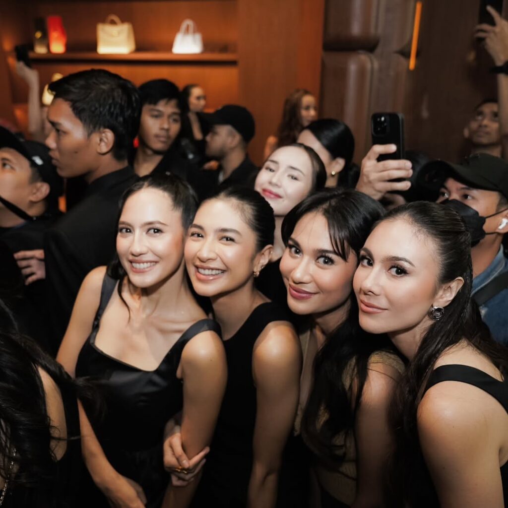 Makeup natural dengan sentuhan glowing membuat wajahnya tampak segar dan bercahaya.