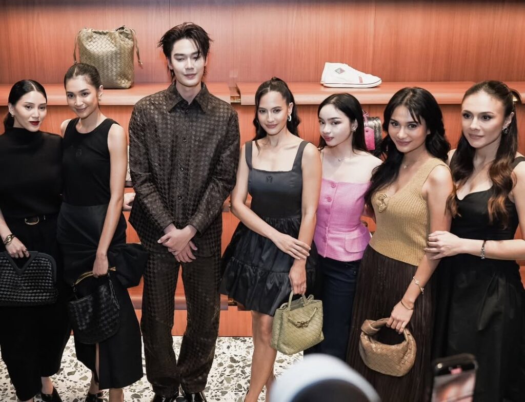 Wulan Guritno terlihat berpose bersama Jirawat Sutivanichsak, aktor muda asal Thailand, serta artis-artis cantik Indonesia seperti Mikha Tambayong, Pevita Pearce, dan Azizah Salsha.