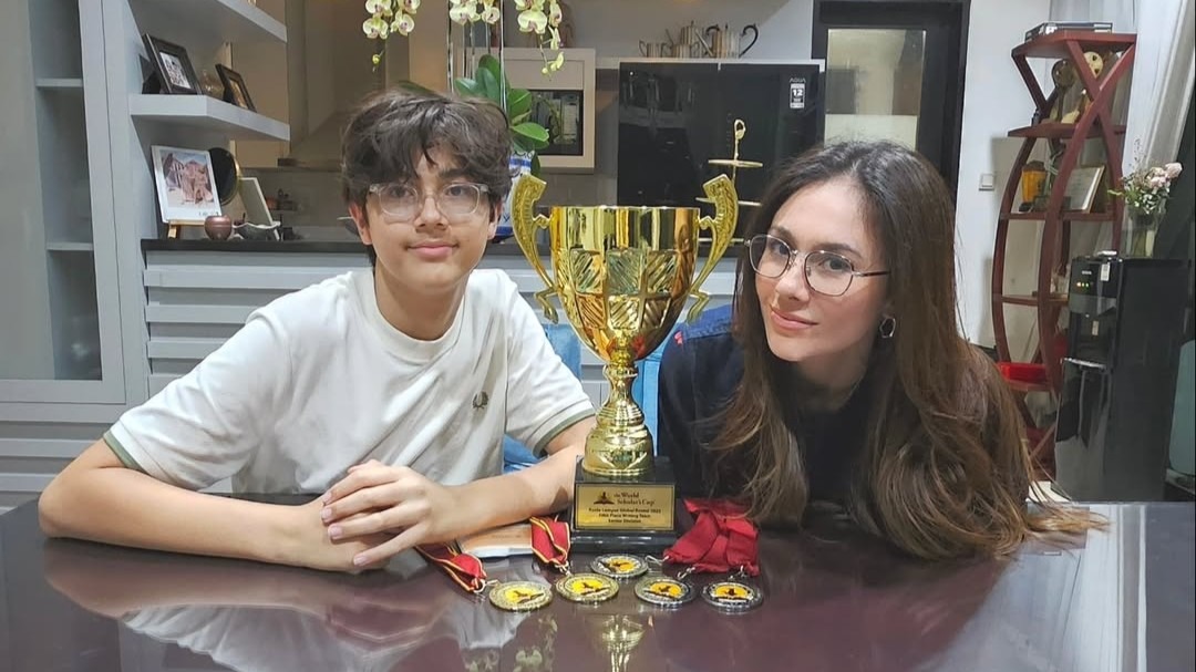 Wulan Guritno bangga anaknya raih medali di ajang akademik di Malaysia