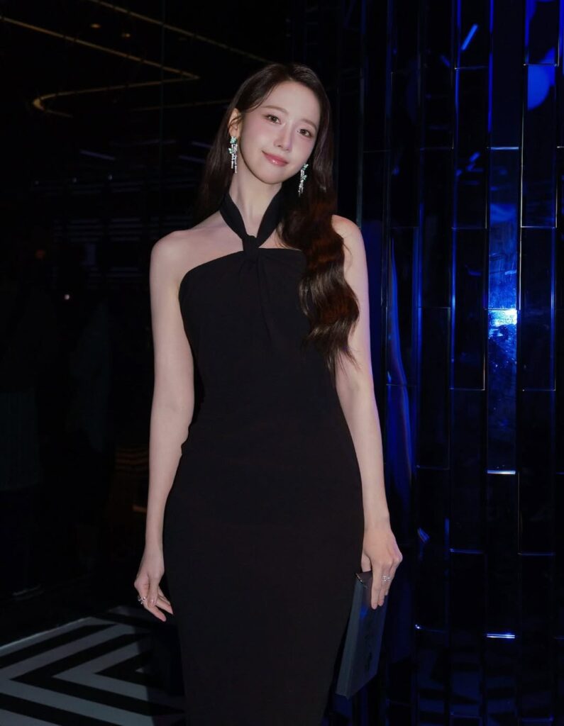 Gaun hitam dengan potongan halter-neck ini menampilkan siluet ramping sekaligus classy pada diri Yoona. 