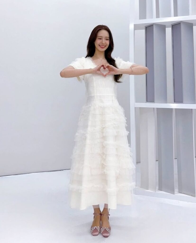Gaun putih dengan lapisan ruffle bertingkat ini menghadirkan nuansa dreamy pada penampilan Yoona