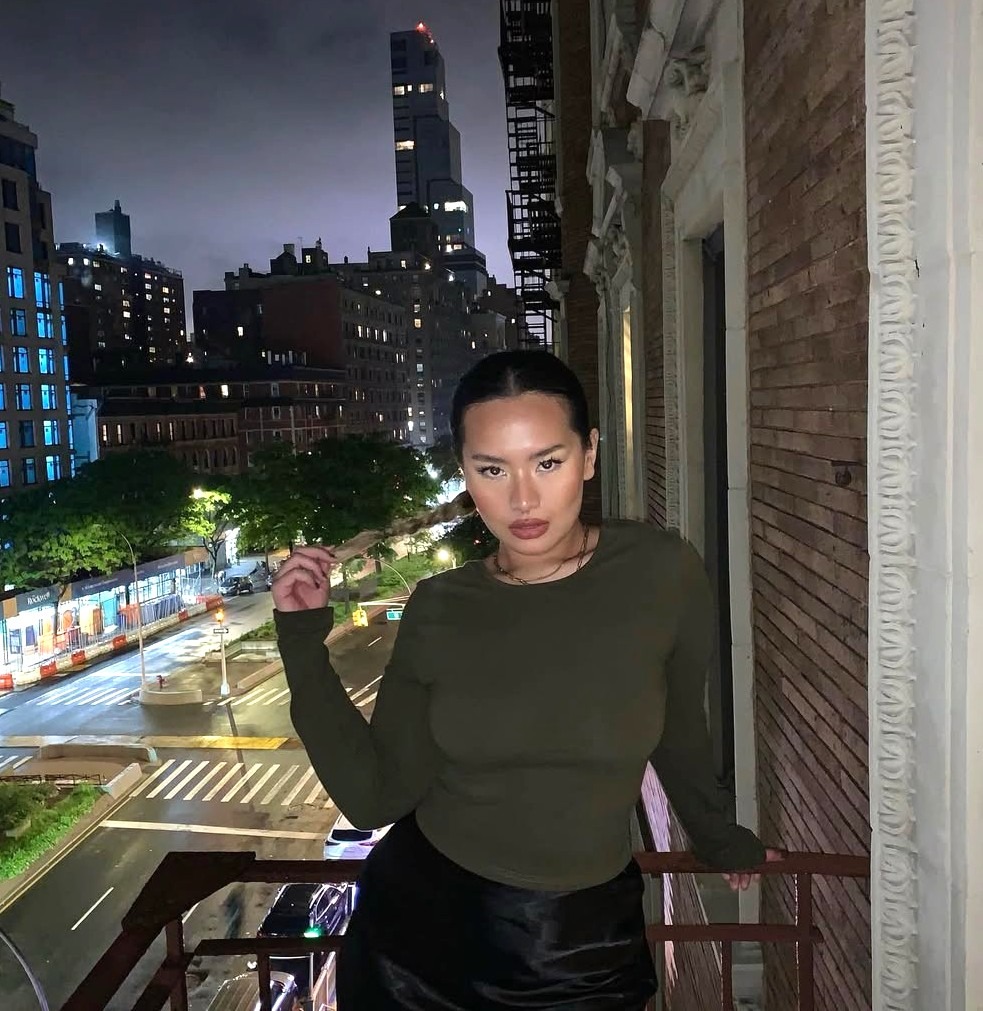 Putri dari Adjie Massaid dan Angelina Sondakh, Zahwa Massaid, kini berkarier sebagai fashion stylist di New York.