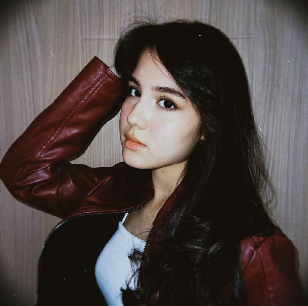 Nicole Rossi menunjukkan kematangan akting yang luar biasa untuk usianya, menjadikannya salah satu bintang muda yang patut diperhitungkan