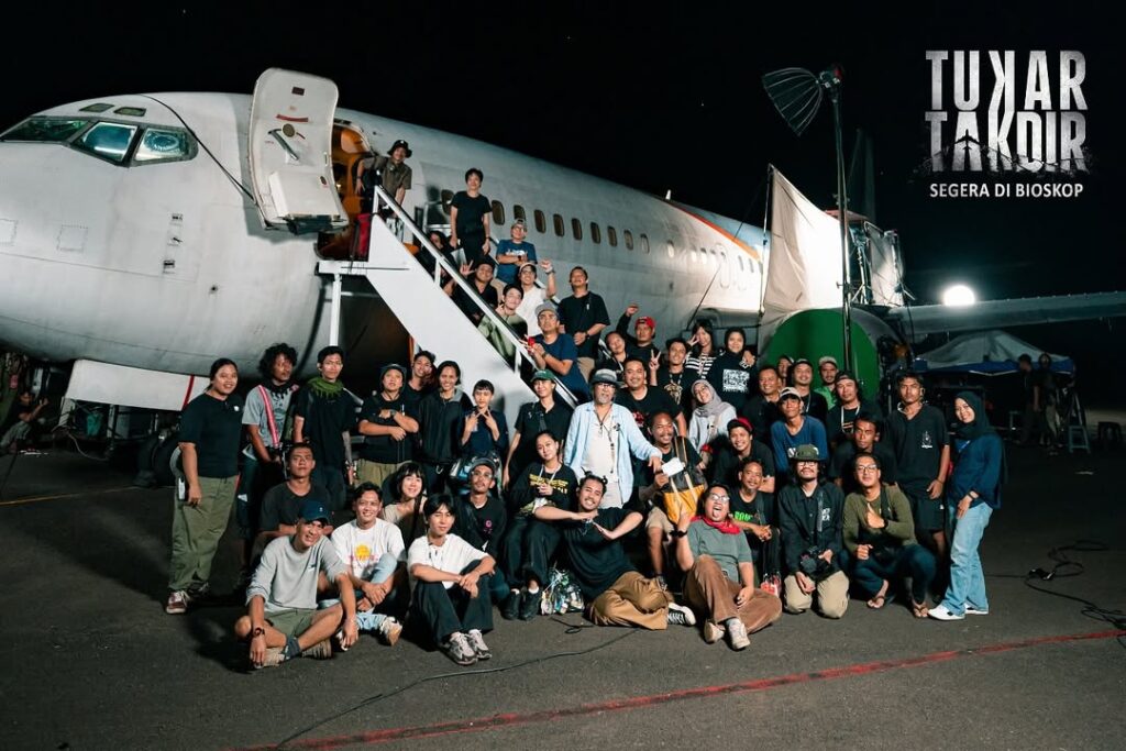 Diproduseri oleh Chand Parwez Servia dan Rama Adi, film ini menghadirkan deretan pemain yang sudah tidak asing lagi di dunia perfilman Indonesia.