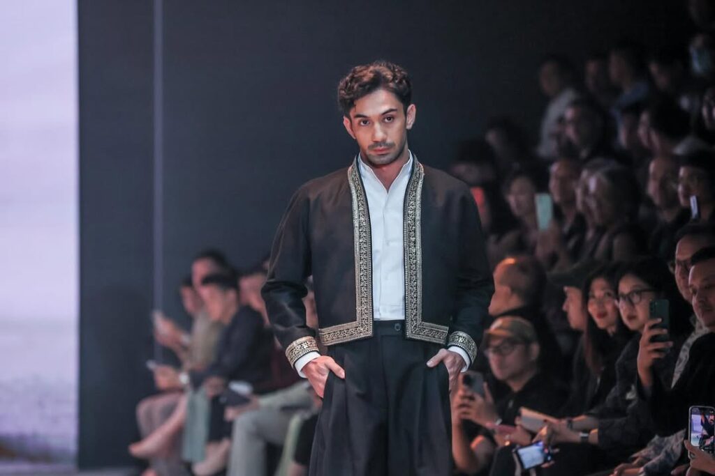 Mimpi Reza untuk mengubah hidupnya mulai menemukan arah ketika ia mencoba peruntungan di dunia hiburan.