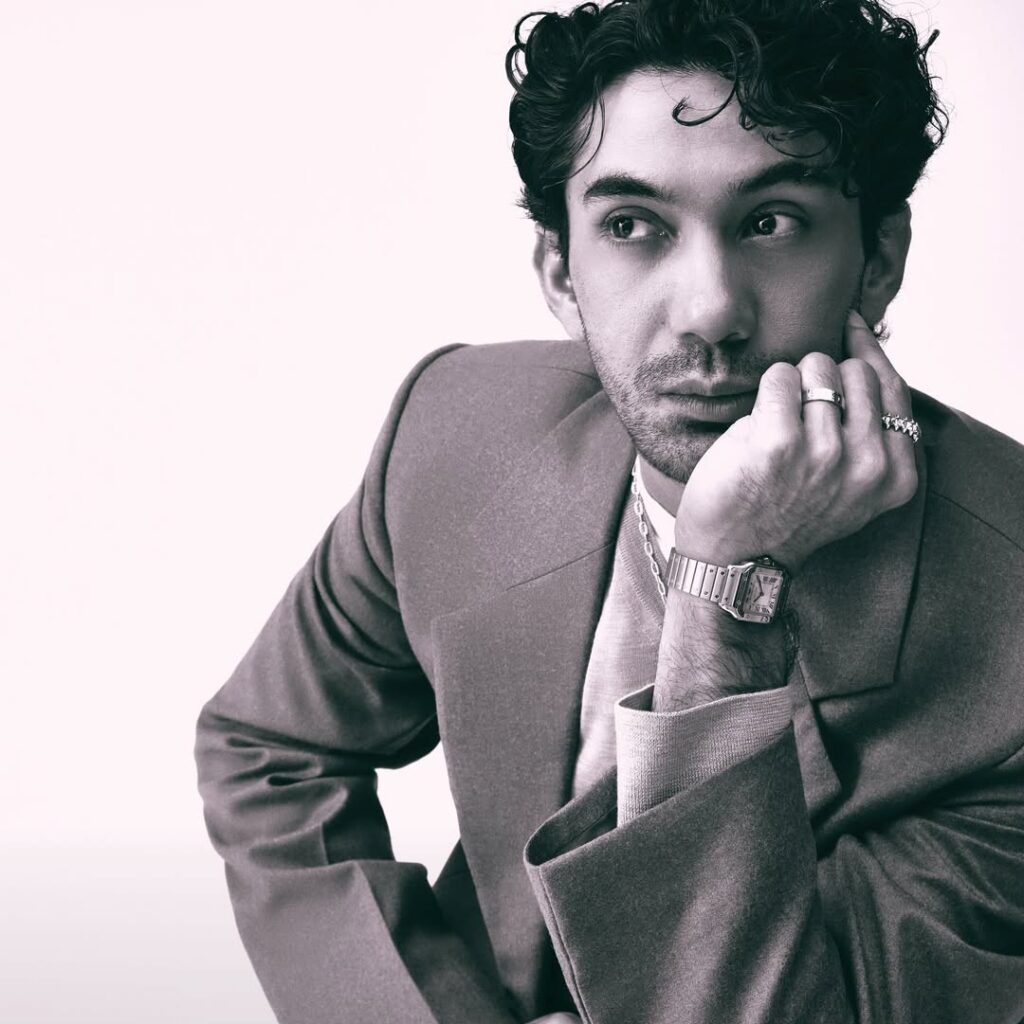 Kisah hidup Reza Rahadian adalah bukti nyata bahwa roda kehidupan selalu berputar.