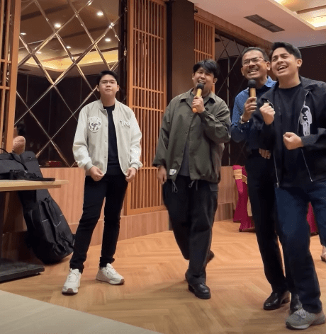 Selain kenangan pijatan, Jerome juga membagikan video sang ayah yang sedang tertawa dan berjoget mengikuti alunan musik.