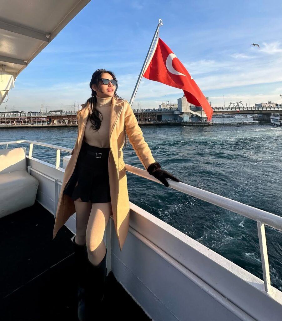 Sebagai pemilik ArisanAmanahSosialita, Violentina Kaif telah membuktikan kemampuannya dalam membangun jaringan dan mengelola acara yang melibatkan banyak pihak.