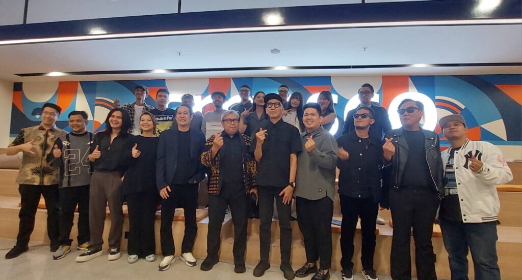 Setiap area festival akan dipenuhi stan UMKM, yang tidak hanya berjualan tapi juga menampilkan langsung proses kreatif di balik produk mereka.