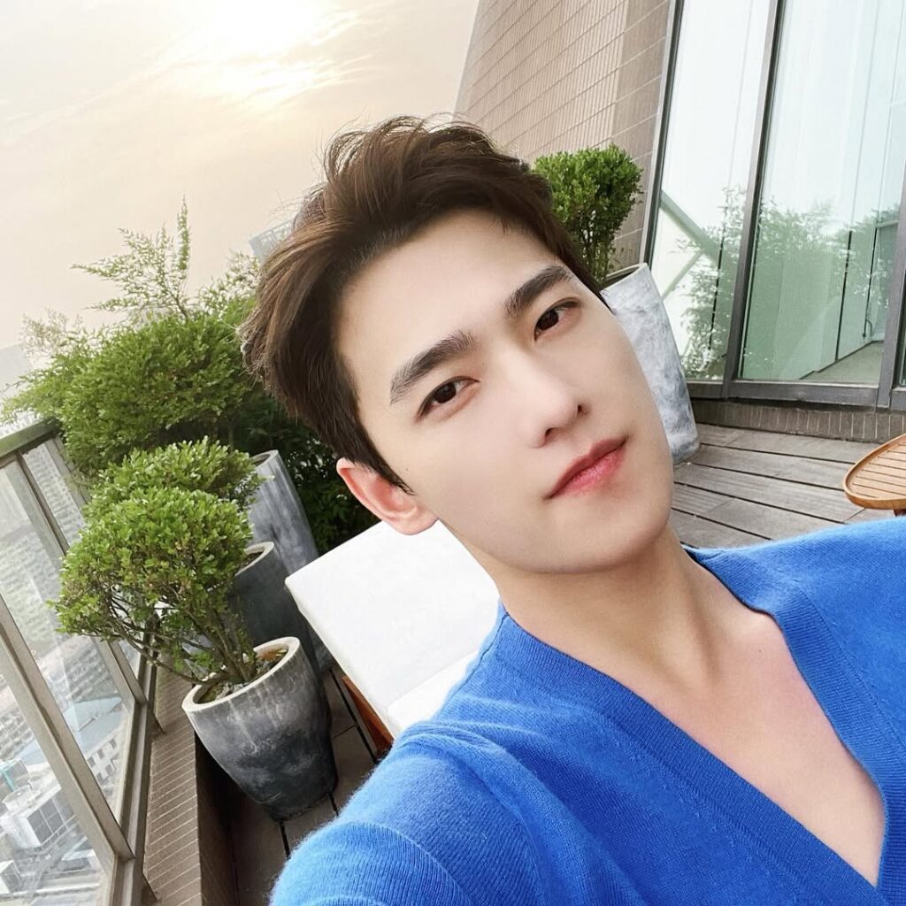 Beberapa waktu lalu, Zhao Lusi juga pernah dikaitkan dengan dua aktor papan atas: Yang Yang.