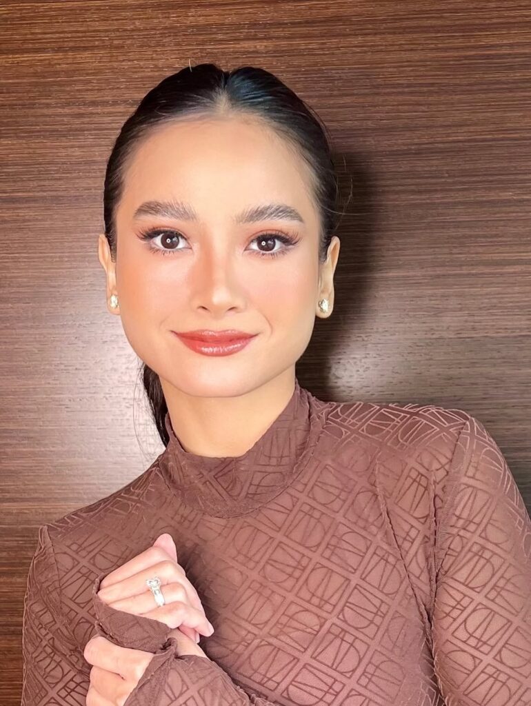 Untuk mendalami karakter Anggie, Acha mengandalkan imajinasi serta kisah nyata dari teman-teman mualaf yang ia kenal.