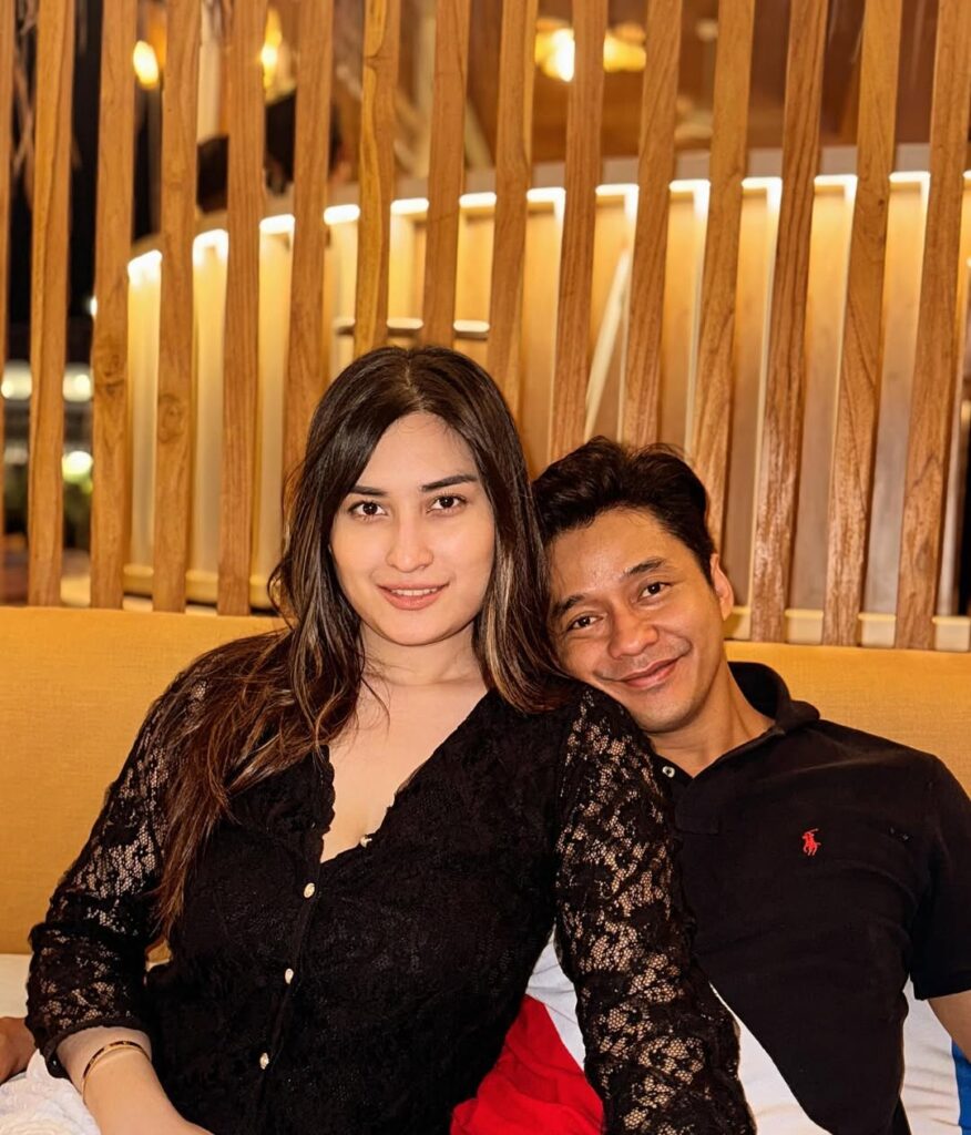 Adly Fairuz dan Angbeen Rishi mulai menjalin hubungan pada akhir 2016 dan go public pada 2017. 