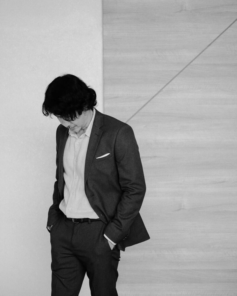 Tantangan terbesar Agus justru terletak pada bagaimana memainkan karakter koruptor yang tidak tampak sebagai penjahat biasa.