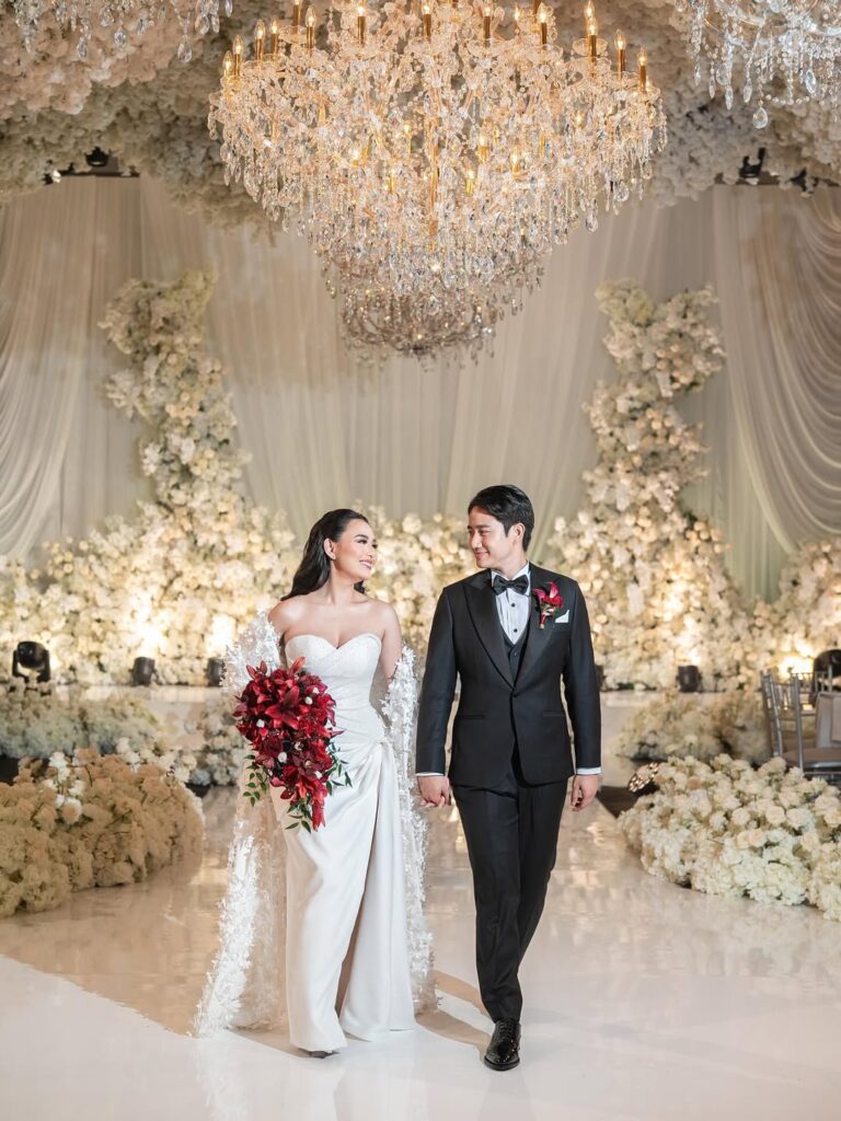 Amanda dan Kenny menyiapkan hadiah berupa alat elektronik seperti televisi dan microwave, dengan nilai hampers yang diperkirakan mencapai hampir Rp 10 juta per tamu