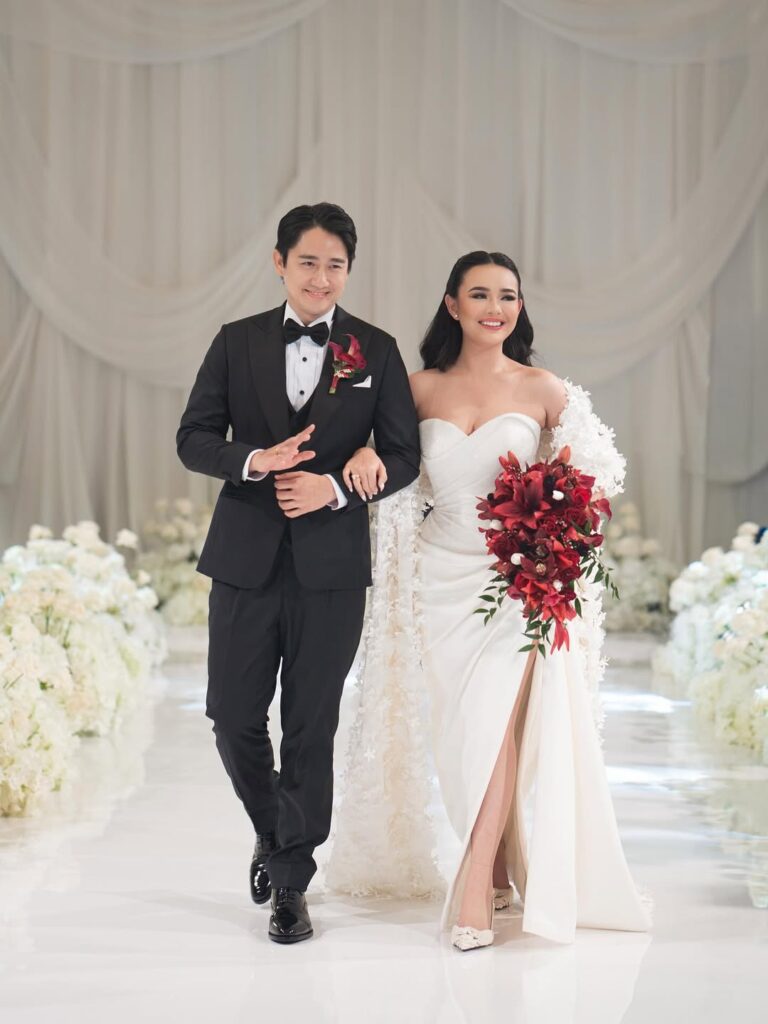 Pengakuan Amanda bahwa Kenny Austin menanggung seluruh biaya pernikahan menjadi sorotan tersendiri.