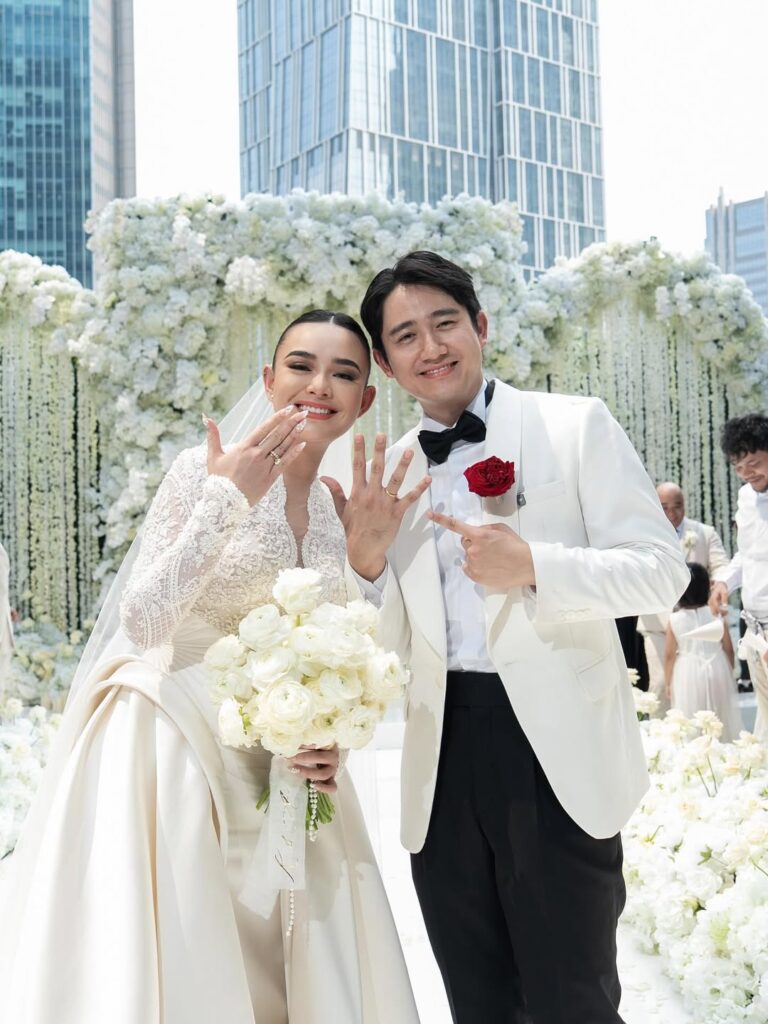 Hotel The Langham dipilih sebagai lokasi pernikahan Amanda dan Kenny bukan tanpa alasan.