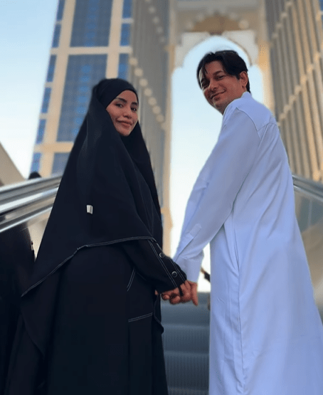 Momen umrah yang dibagikan Andrew bukan hanya sekadar perjalanan spiritual, tetapi juga menjadi simbol romantisme yang jarang ditampilkan oleh publik figur.