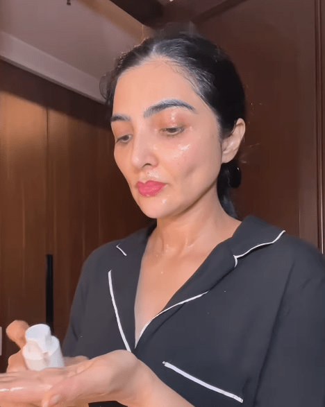 Ia juga menjelaskan bahwa jenis wajahnya cenderung tembem di bagian atas dan langsung terlihat cekung di bagian bawah saat berat badan turun.