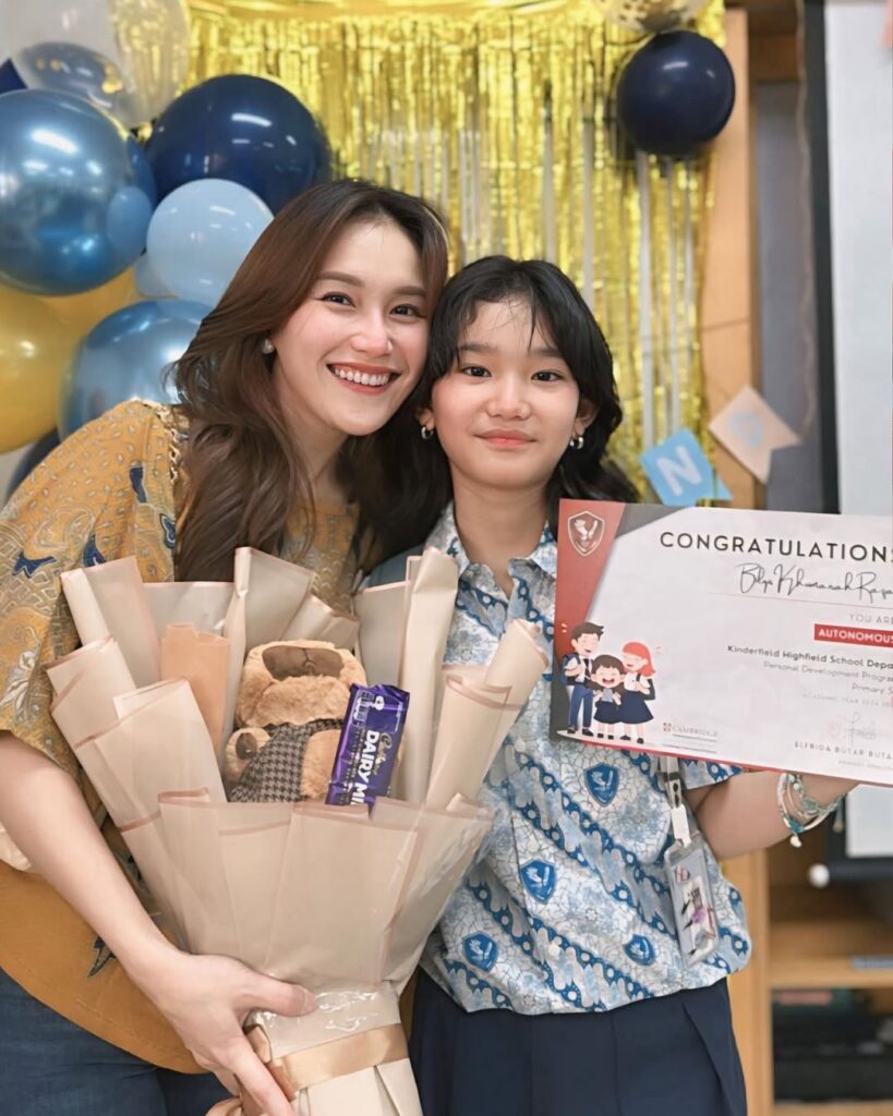 Ayu Ting Ting menyebut bahwa putrinya sudah mulai memperhatikan penampilan, mulai dari cara berpakaian hingga gaya rambut.