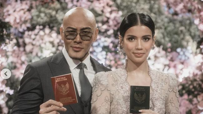 Selain perubahan bio dan penghapusan foto, Sabrina juga sempat mengunggah kalimat bernada galau yang mengisyaratkan kekecewaan dan refleksi diri.