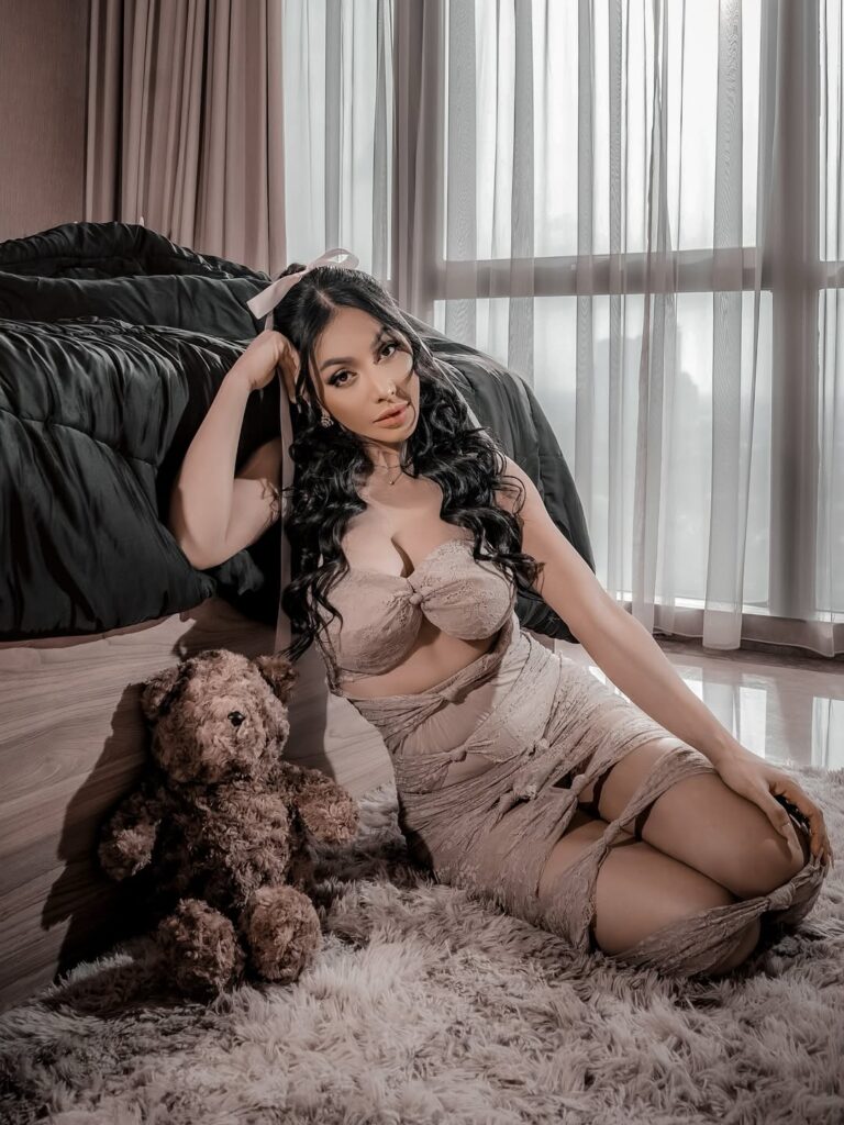 Denada menegaskan bahwa penampilannya yang seksi bukanlah tren sesaat atau strategi pencitraan.