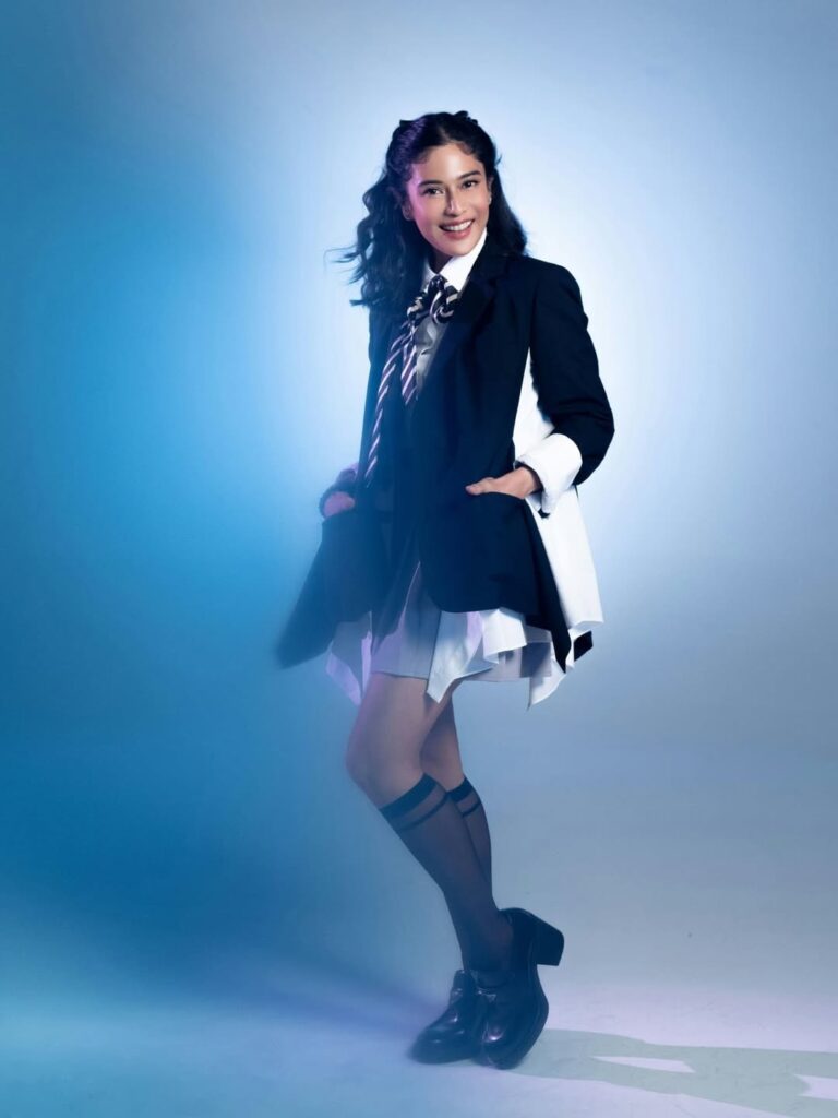 Dalam potret tersebut, Dian mengenakan setelan bergaya preppy yang terdiri dari blazer hitam, kemeja putih, serta rok mini berlapis