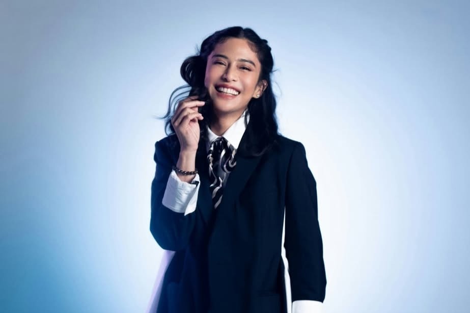 Dian Sastrowardoyotampil dengan gaya busana yang memesona