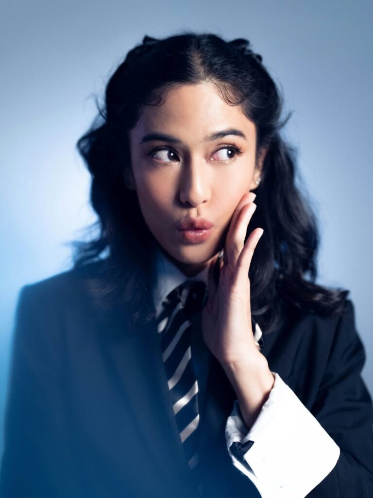 Selain busana, gaya rambut dan makeup Dian juga mencuri perhatian. 