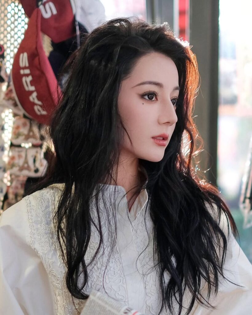 Salah satu faktor yang memperkuat posisi Dilraba Dilmurat sebagai artis berbayaran tertinggi adalah kemampuannya membangun citra personal yang kuat di media sosial.