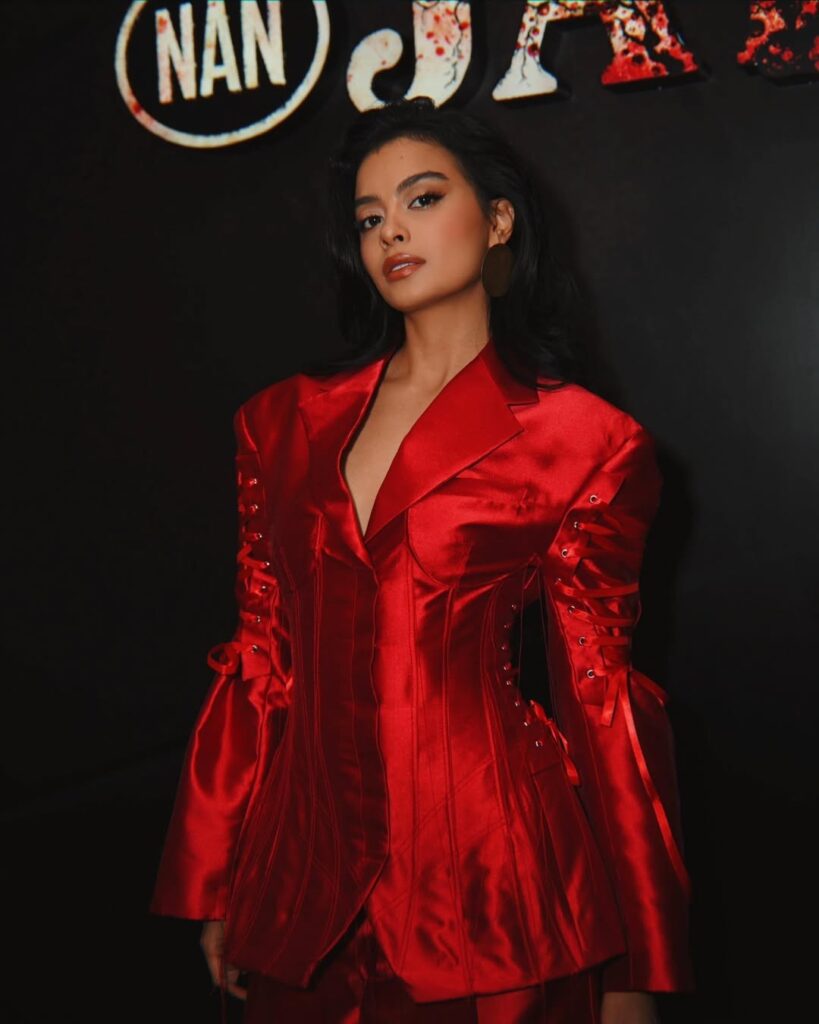 Gaya ini seolah menjadi perpanjangan dari karakter Eva yang dikenal autentik dan tidak pernah tampil setengah-setengah.