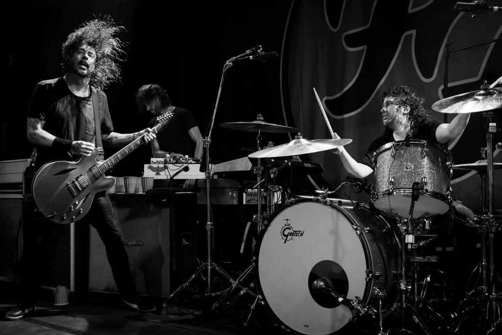 Dave Grohl mengajak penonton mengenang masa lalu dengan penuh emosi.