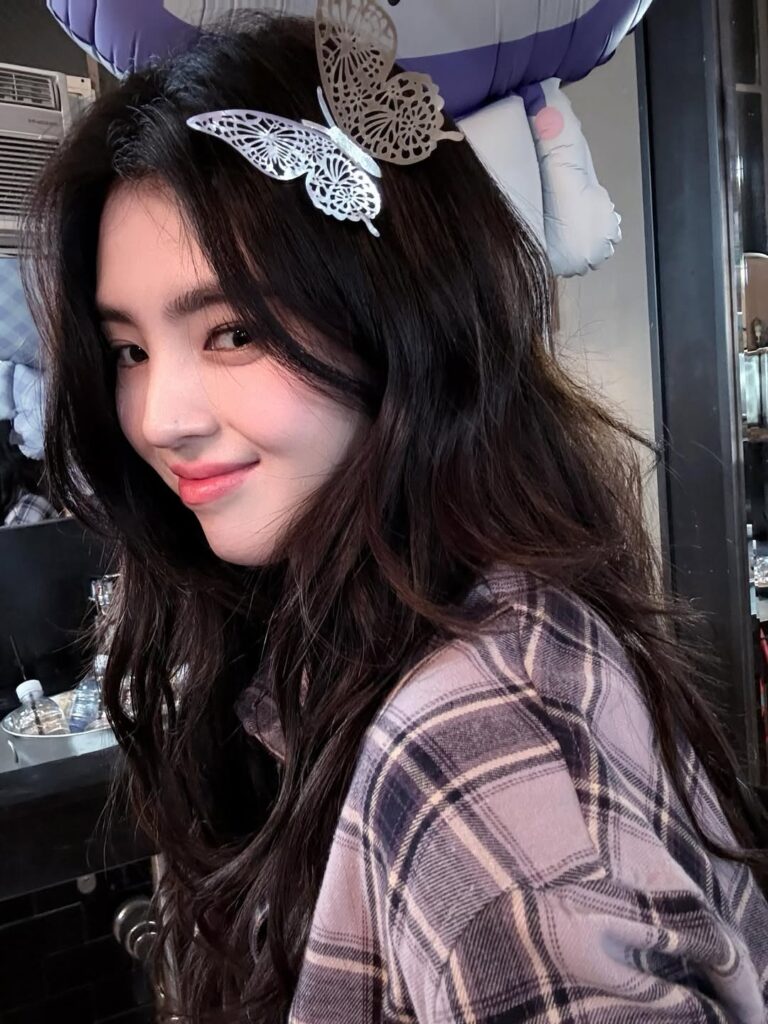 Dalam sesi interaktif, Han So Hee juga menunjukkan ketertarikannya pada budaya lokal.