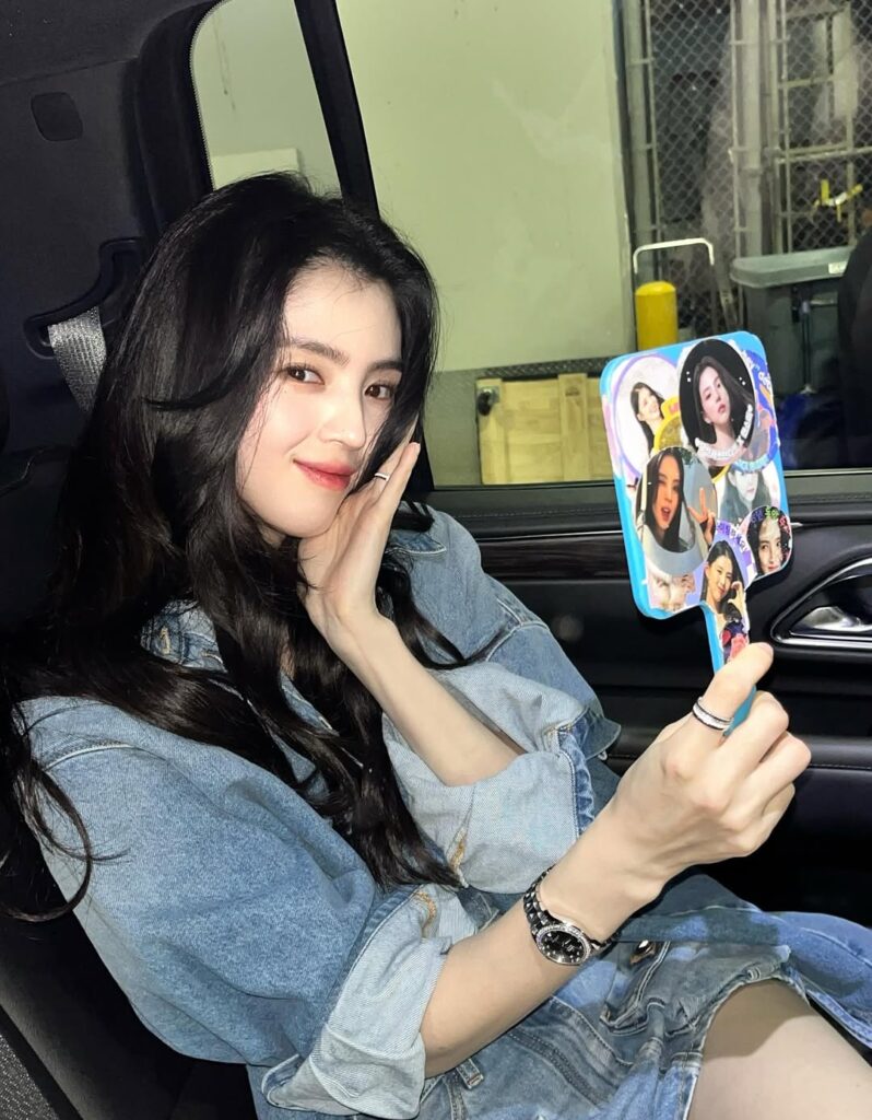 Salah satu kejutan terbesar dalam fan meeting Han So Hee adalah penampilan tariannya yang energik dan penuh semangat.