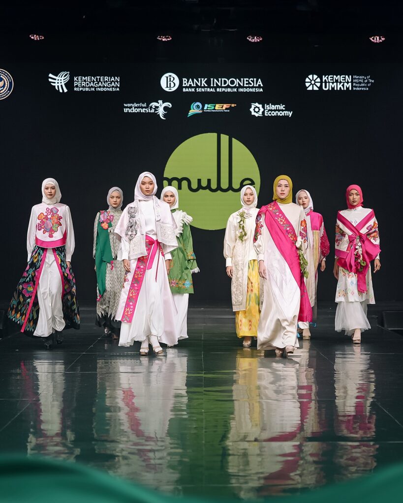 IN2MOTIONFEST 2025 menghadirkan puluhan desainer dan brand lokal yang menampilkan koleksi terbaru mereka dengan sentuhan modern dan tetap mengedepankan nilai modesty.