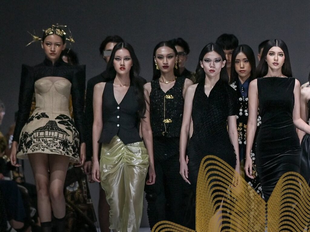 Tema “The Legacy of Style” menjadi benang merah dalam setiap koleksi yang ditampilkan. 