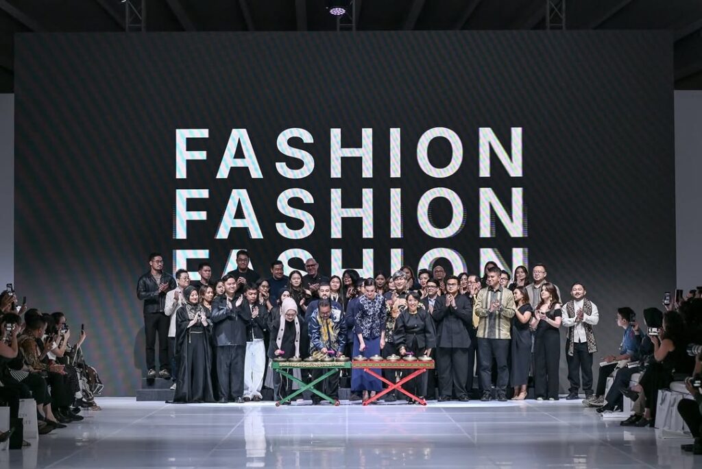 Pembukaan JFW 2026 dimeriahkan oleh kolaborasi unik antara dunia fashion dengan sektor otomotif dan teknologi.