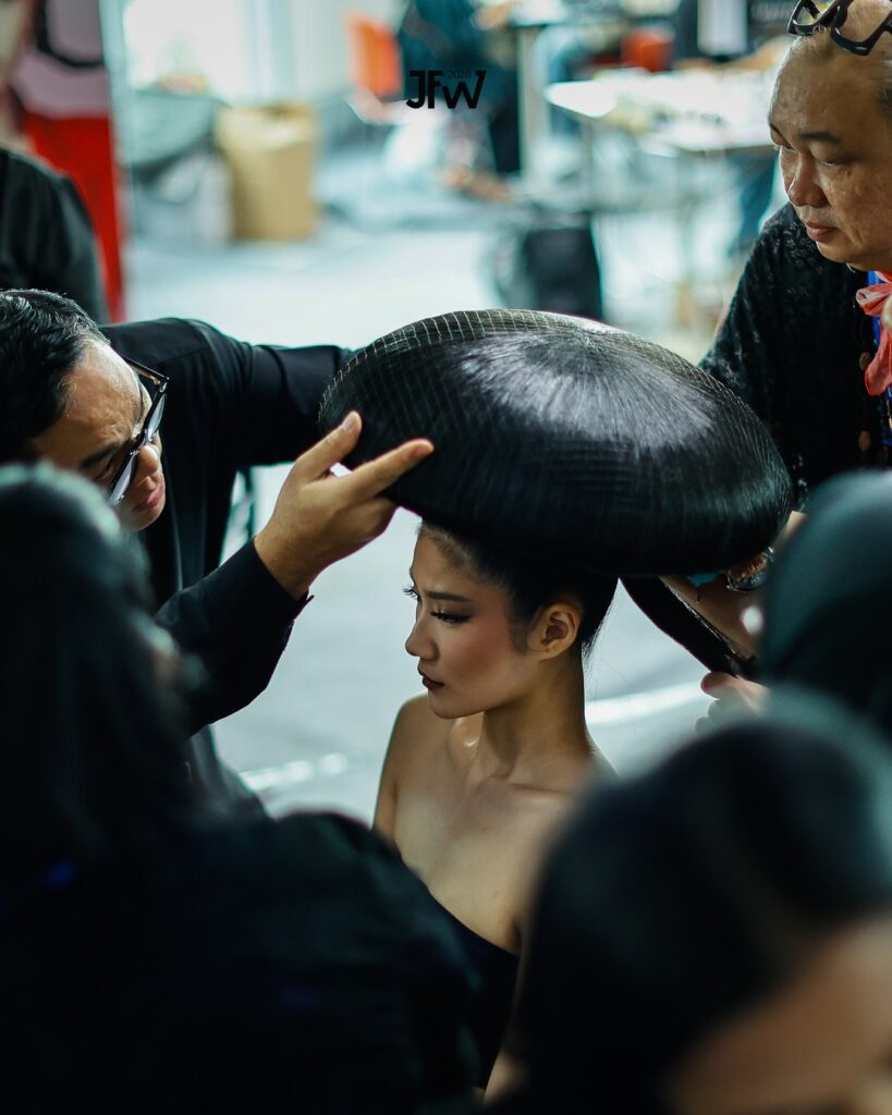 Selain itu, JFW 2026 juga memperkenalkan ASEAN Fashion Parade sebagai inisiatif regional yang memperluas jangkauan mode Indonesia ke negara-negara tetangga.