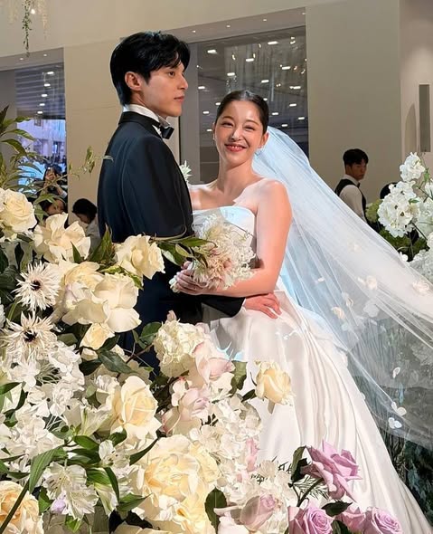 Pertemuan pertama Kim Ga Eun dan Yoon Sun Woo terjadi saat keduanya terlibat dalam drama Single-minded Dandelion pada tahun 2015.