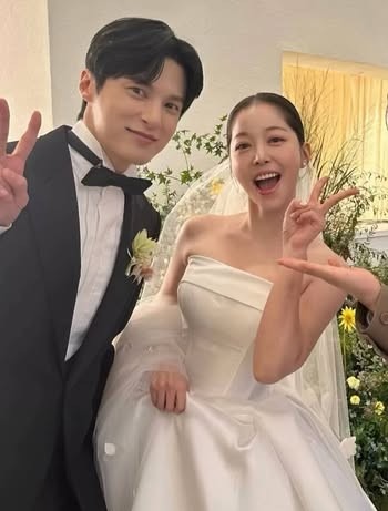 Pernikahan Kim Ga Eun dan Yoon Sun Woo digelar secara tertutup di Seoul, dengan suasana yang intim dan penuh kehangatan.