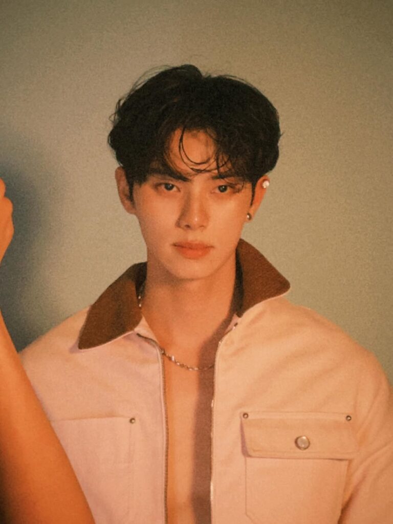 Lee Chae Min memulai debutnya di dunia akting pada tahun 2021 dan perlahan membangun reputasi sebagai aktor muda berbakat.