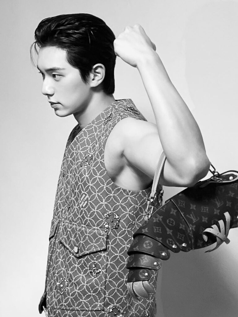 Mengusung tema kerajaan yang elegan, tiket fan meeting dibagi ke dalam tiga kategori: Throne, Crown, dan Majesty.