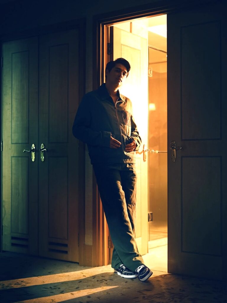 Maxime Bouttier tampil dengan gaya yang kontras namun tetap harmonis.