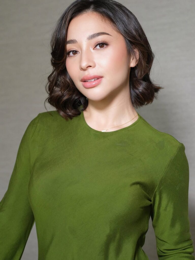 Untuk riasan wajah, Nikita Willy memilih gaya makeup natural yang menonjolkan kecantikan alaminya.