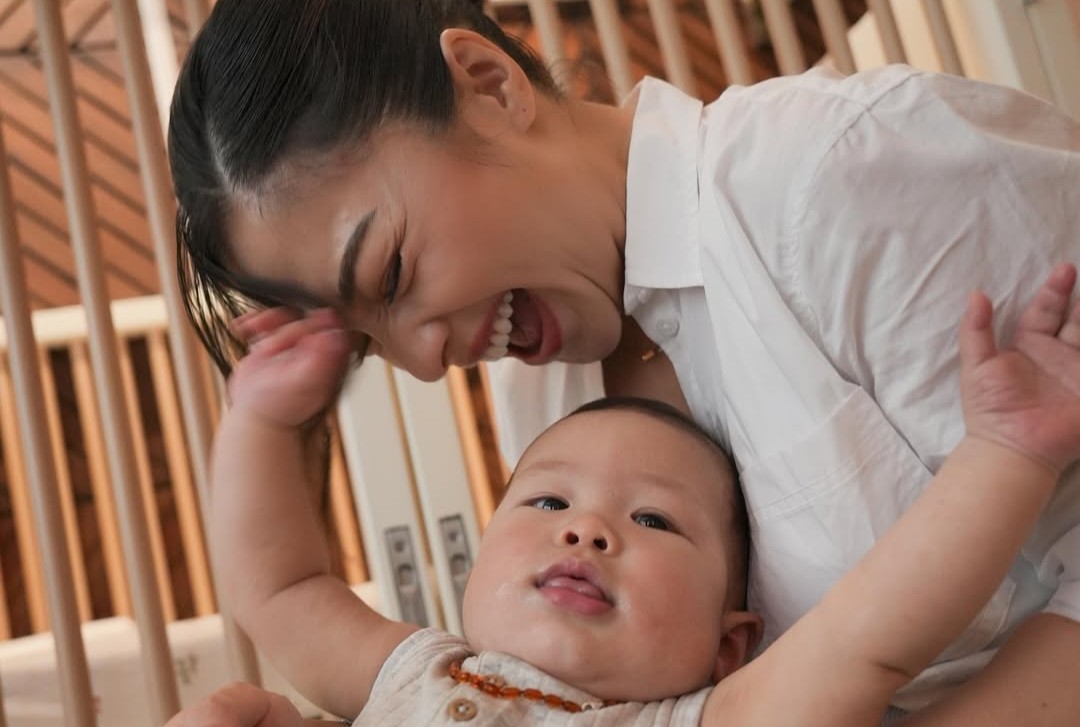 Nikita Willy dan caranya memandikan bayi