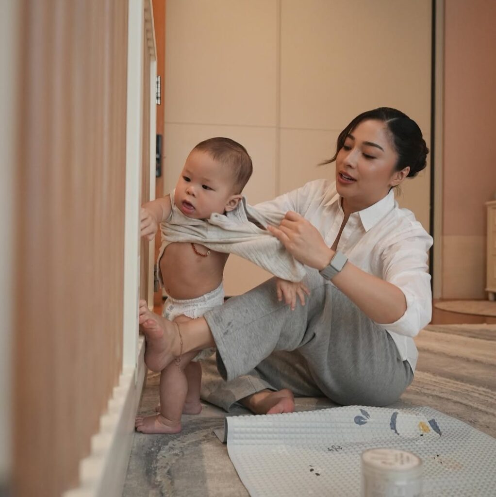 Pilihan ini dianggap berbeda dari kebiasaan sebagian orangtua yang memandikan bayi dua kali sehari demi kesegaran dan kebersihan.