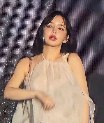 Park Bom diketahui tengah menjalani masa hiatus dari dunia hiburan karena alasan kesehatan. Ia bahkan absen dalam kegiatan reuni bersama anggota 2NE1 lainnya.