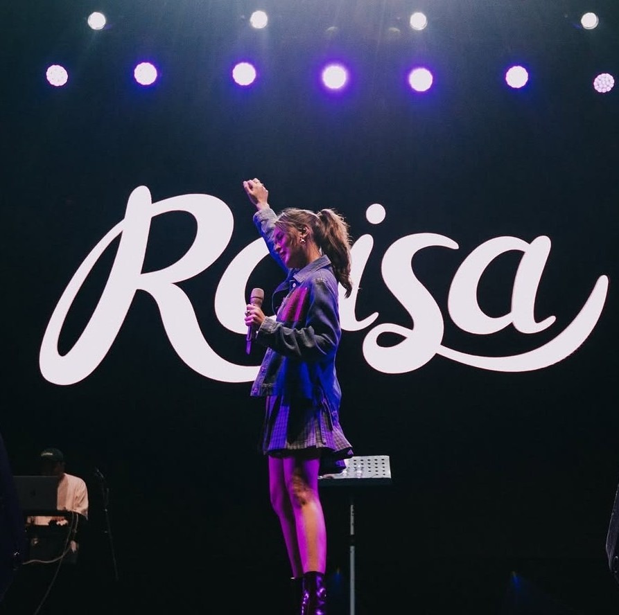 Hamish Daud dengan jujur membagikan pengalamannya hidup bersama Raisa. Ia menyebut bahwa sang istri justru lebih terbuka saat tampil di hadapan ribuan penonton.