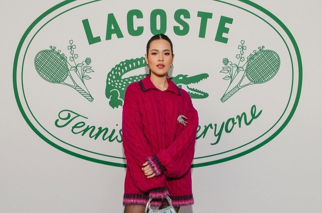 Raisa dengan gayanya yang menperlihatkan kaki jenjang